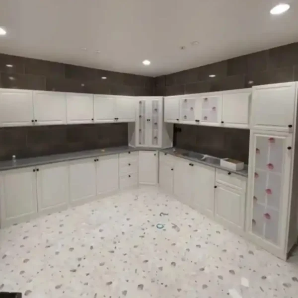 الصوره بها مطبخ اللون الابيض الحالة مستعملة لون المقابض الاسود لون الرخام رصاصي المقاس 6 متر على شكل زاوية